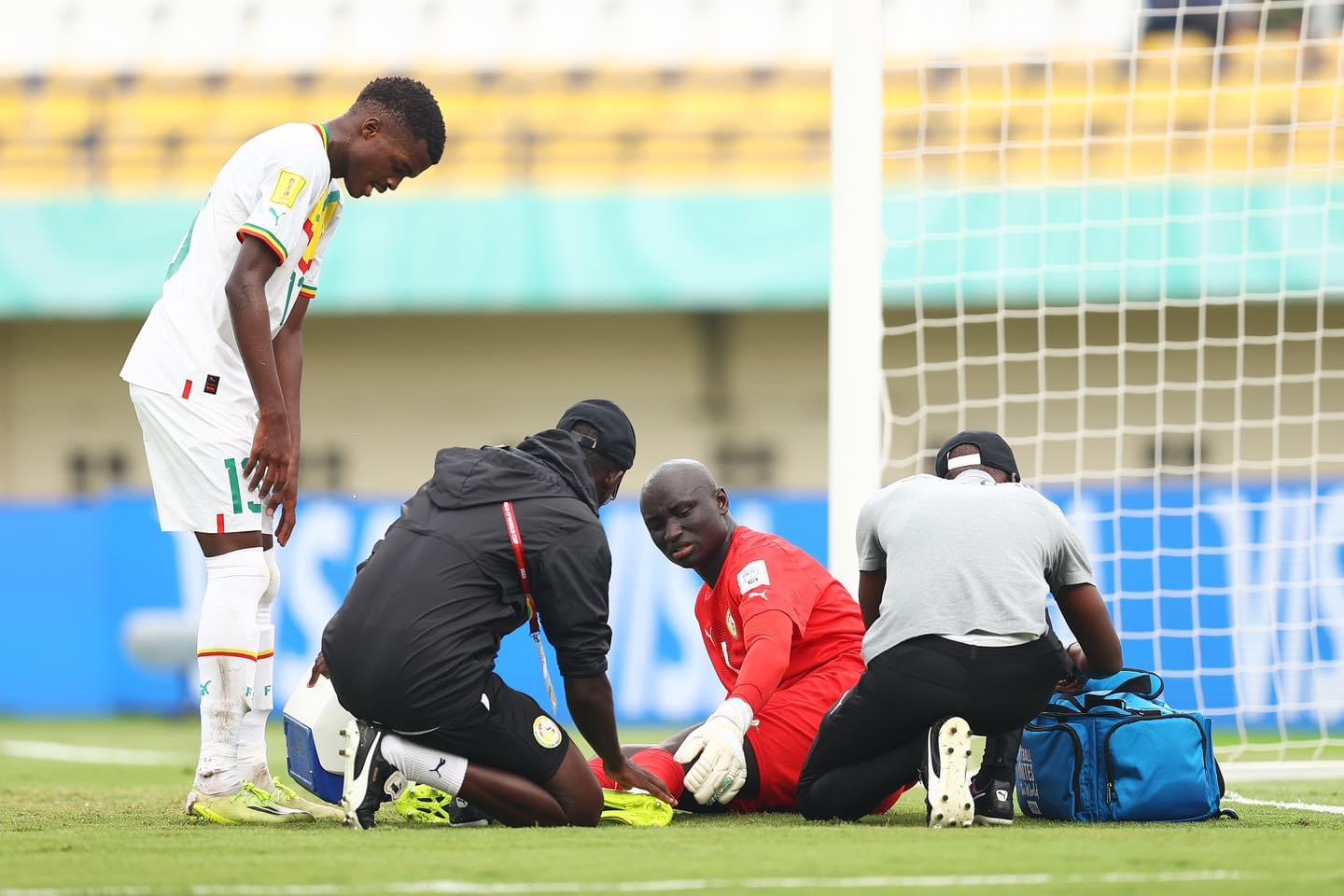 29’ | ⛑️ Serigne Diouf sort sur blessure. Il est remplacé par Macoura Mboup.   #SENJAP | (0-0) | #FIFAWCU17